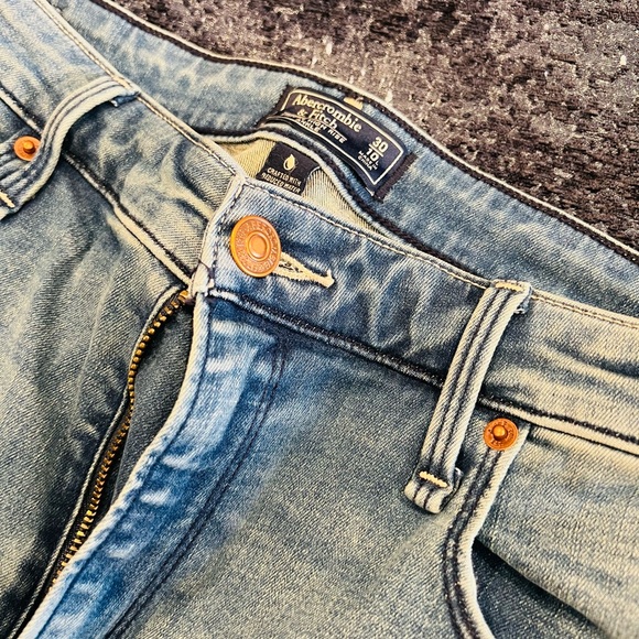 Stylish Light Blue Denim Jeans - Picture 2 of 3